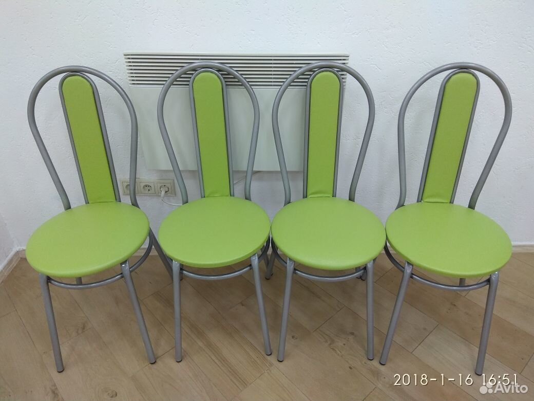 Купить кухонный стул на авито. Кухня с зелеными стульями. Салатовые стулья для кухни. Зеленый стул. Стулья кухонные Венский зеленый.