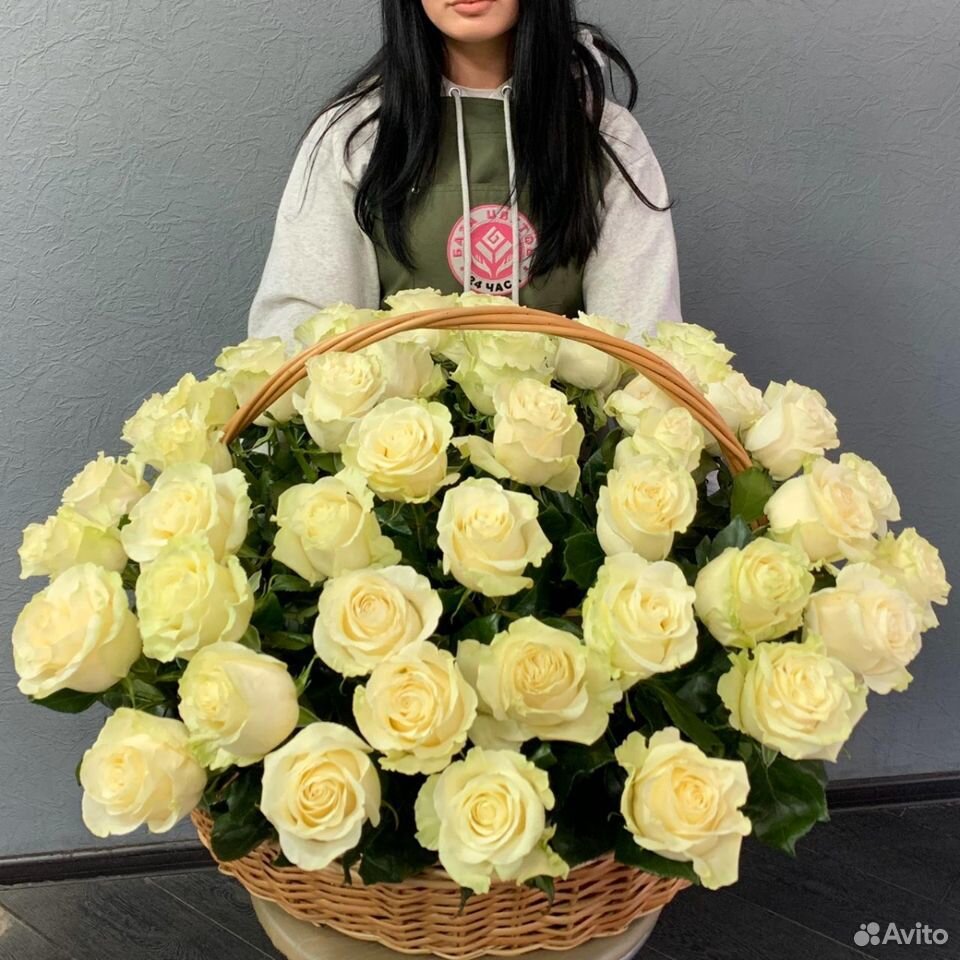 Корзина с белыми розами (51 штука) купить на Зозу.ру - фотография № 1