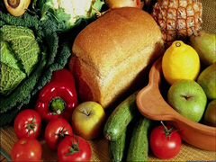 Хлеб и овощи с фруктами на корм скоту