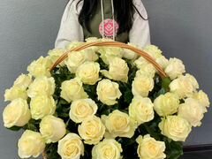 Корзина с белыми розами (51 штука)