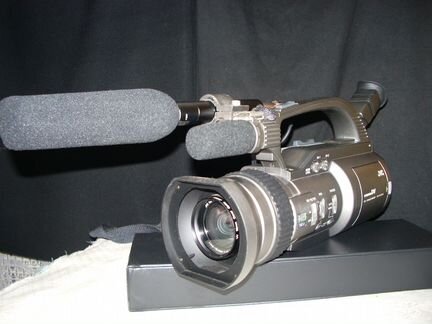 Профессиональная видеокамера JVC GY-DV300