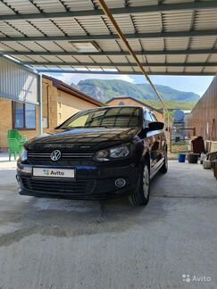 Volkswagen Polo 1.6 AT, 2013, седан, битый