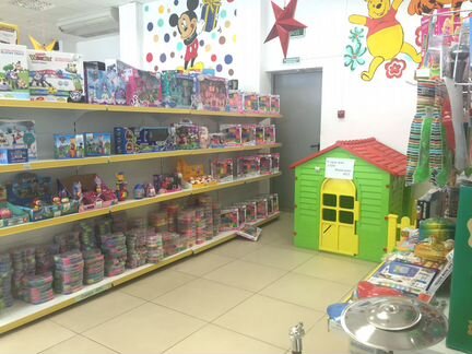 Магазин игрушек с оборудованием