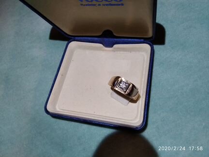 Мужской золотой перстень с бриллиантом
