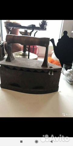 Старинный утюг на углях