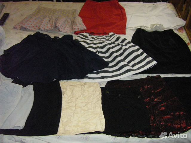 Юбки и платья много