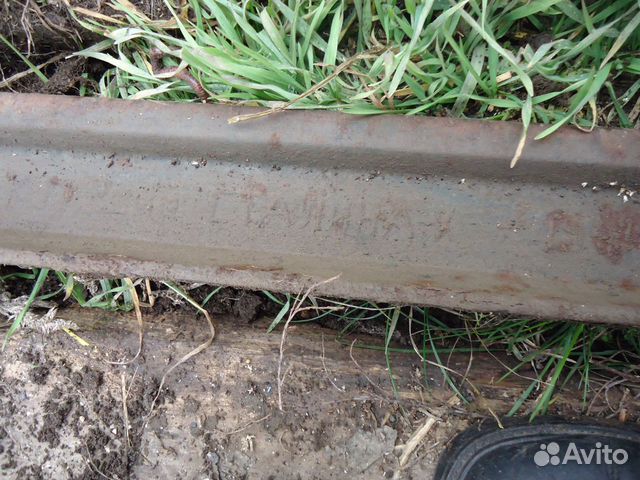 Старинный отрезок рельса узкоколейной ж/д