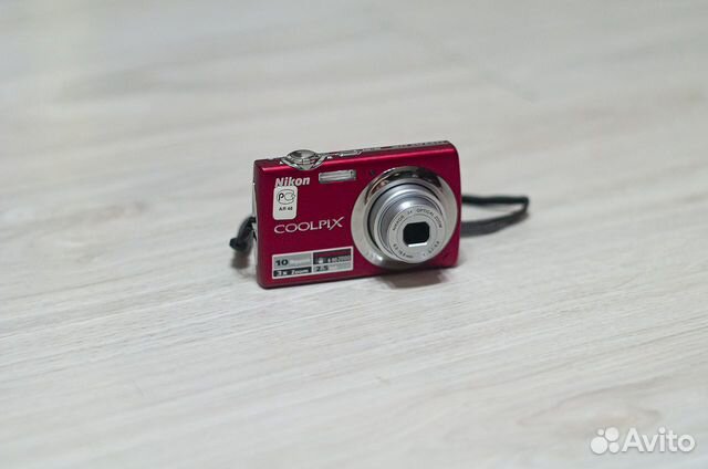 Фотоаппарат Nikon Coolpix C200 красный Фотоаппарат Nikon Coolpix C200 красный