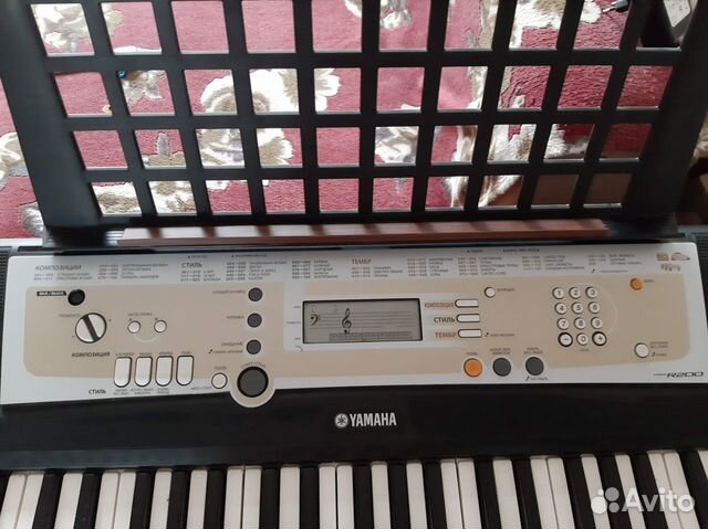 Синтезатор yamaha PSR-R200. стойка в комплекте