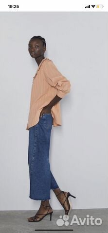 Блуза с воротником и воланами