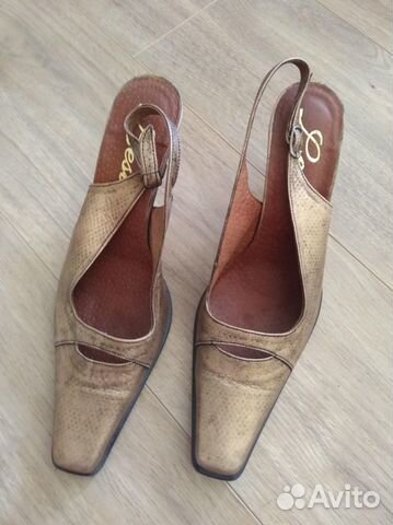 Новые кожаные босоножки цвета золота Новые кожаные босоножки цвета золота