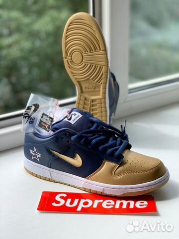 sb dunk low supreme