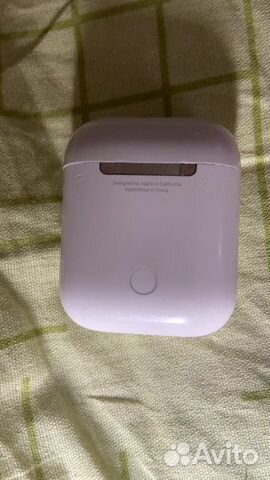 Наушники AirPods с беспроводным зарядным футляром Наушники AirPods с беспроводным зарядным футляром