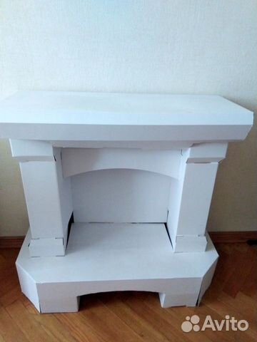 Фольгированные шары-сердца и картонный камин