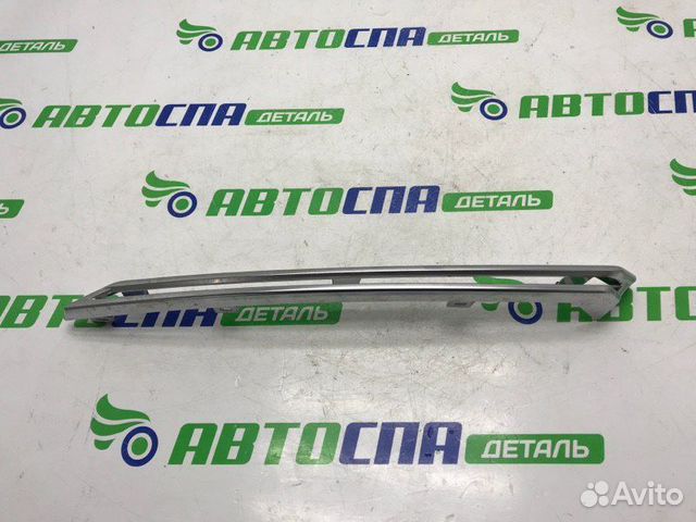 Молдинг решетки радиатора передний правый Mazda