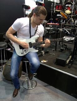 Обучение игре на электро- и акустической гитаре