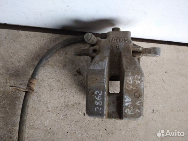 Суппорт задний левый Toyota Rav4 2008