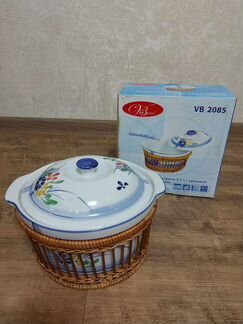 Фарфоровая кастрюля в плетёной корзине
