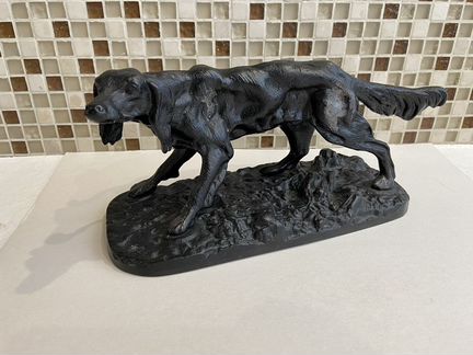 Литье куса. Собака породы сеттер в стойке