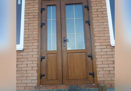 Входная пластиковая дверь