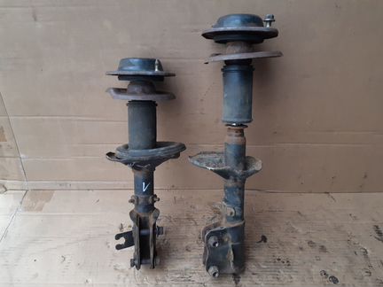 Амортизатор передний Митцубиси Ланцер CB 1992-2000