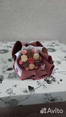 Шоколадный букет из роз и малин