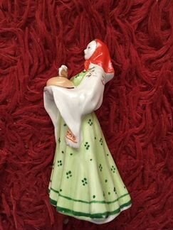 Статуэтка Девушка с караваем Дулево