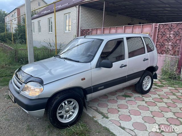 Авито ставропольский край автомобиль нива. Шевроле машина Нива 2008. Авто Шевроле Нива 2008 года цвет серый. Цвета Нива 2123 Снежная Королева. 690 Снежная Королева светло-серебристый металлик.