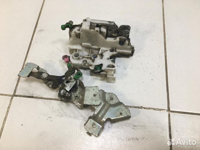 Замок двери задней левой Nissan NP300 D22 2008