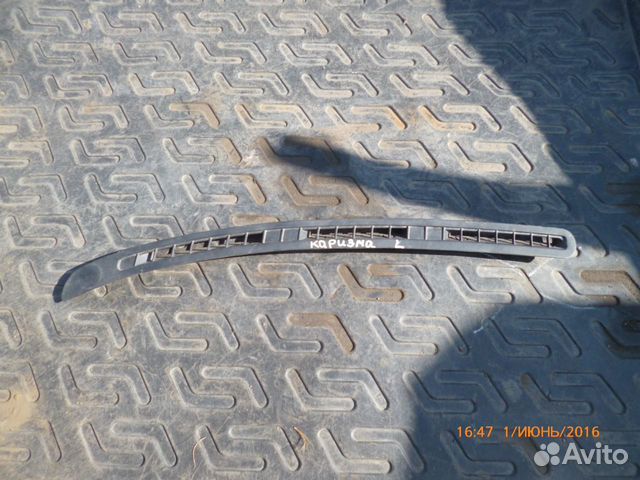 Дефлектор воздуховода левый на лобовое Каризма