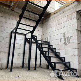 Лестницы на этаж / Металлический каркас лестницы