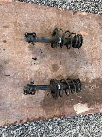 Амортизатор передний правый Toyota camry