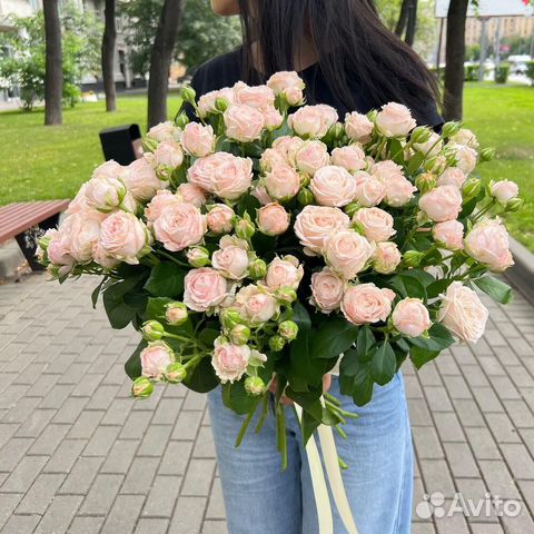 Шикарный букет из 19 кустовых роз