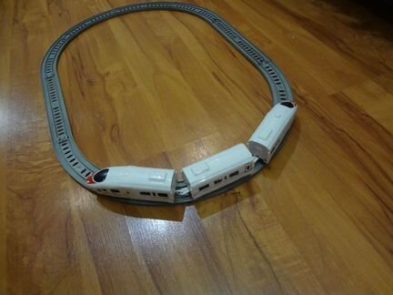 Скоростной поезд Сапсан с дорогой