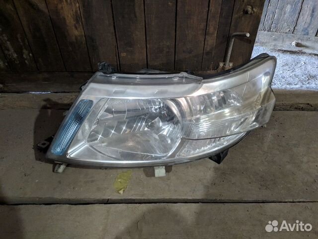 Фара на Nissan Serena 2007 (C25)