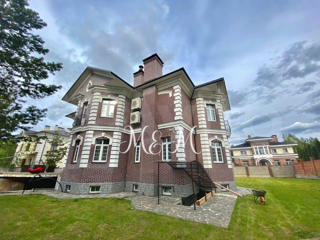 Дом 750 м² на участке 20 сот.