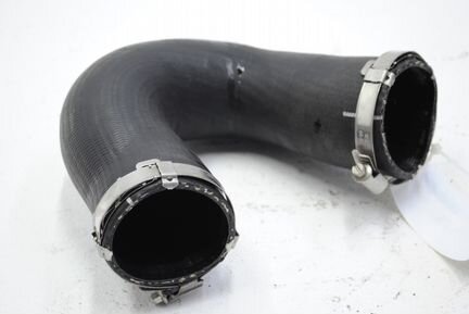 Патрубок от дросселя на интеркулер VW Touareg 2