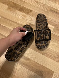 Шлепанцы Guess