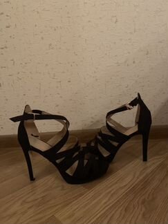 Базовые чёрные босоножки