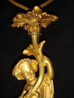 Антикварная настольная лампа Путти с цветком