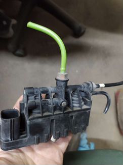 Передний блок клапанов пневмоподвески Range Rover