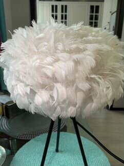 Лампа дизайнерская настольная с абажуром из перьев