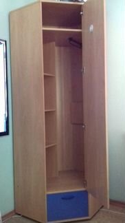 Мебельный гарнитур из трёх предметов : шкаф для од