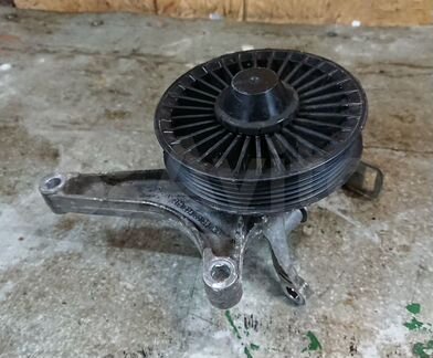 Обводной ролик с кронштейном Mercedes m278 m157