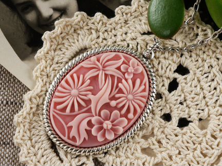 Камея Экзотические цветы розовые (30х40мм)