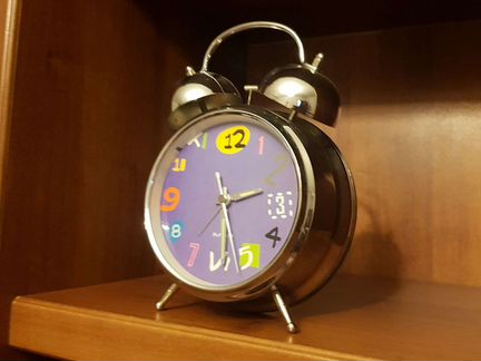 Будильник сиреневый с молоточком