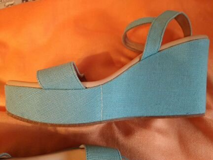 Босоножки голубые, тканевые на танкетке, новые