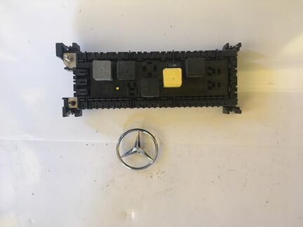 Блок предохранителей под задним сидением Mercedes