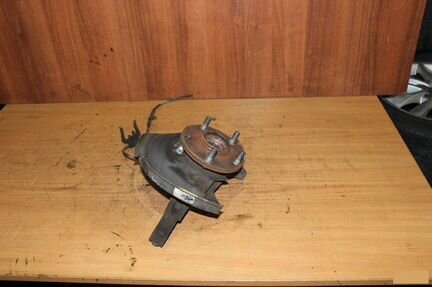 Поворотный кулак передний левый Toyota Windom