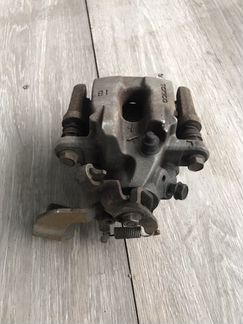 Левый суппорт Тойота Аурис Toyota Auris E150